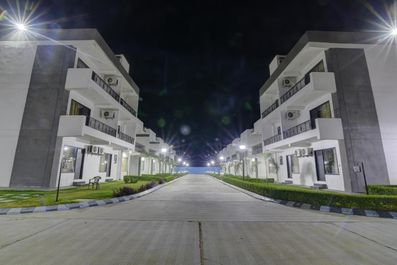 Country Inn Hotels & Resorts Vrindāvan Exterior foto